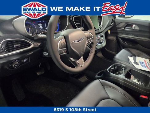 New 2026 Chrysler Pacifica Select image 5