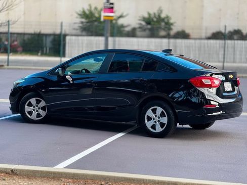 Used 2017 Chevrolet Cruze LS FWD image 12