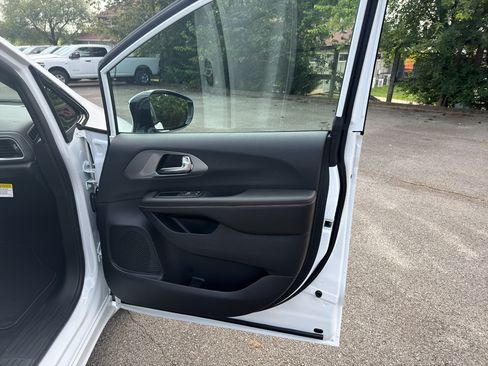 New 2027 Chrysler Pacifica Select FWD image 19