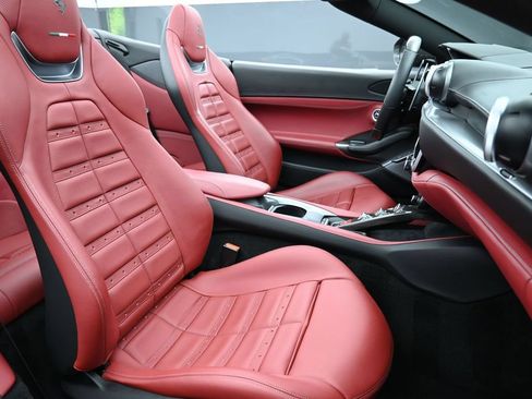 Used 2020 Ferrari Portofino RWD image 32