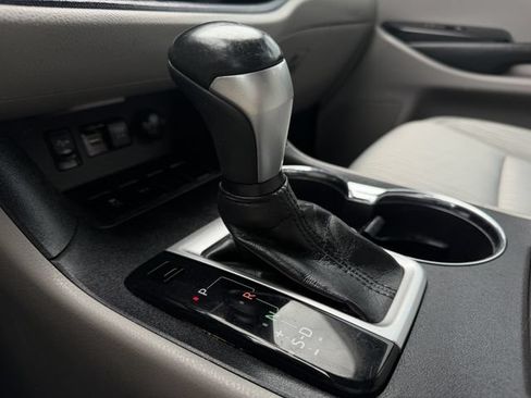 Used 2018 Toyota Highlander Plus FWD image 19