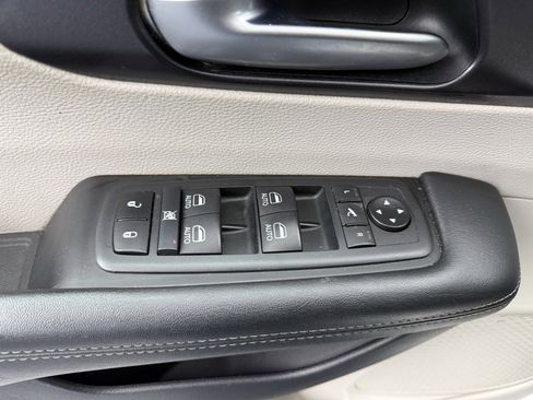 Used 2020 Chrysler Pacifica Limited w/ 8-pass Seating Package image 22