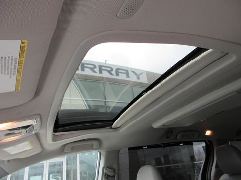 Used 2020 Toyota Sienna XLE Premium image 18