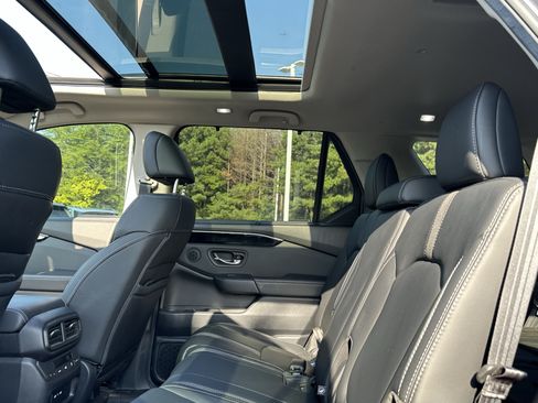 Used 2025 Honda Pilot Touring image 9