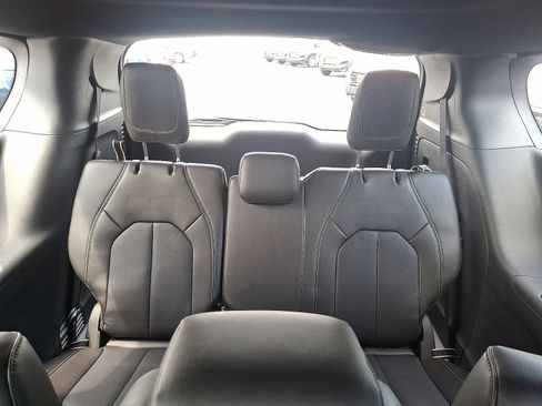 Used 2026 Chrysler Pacifica Select image 16