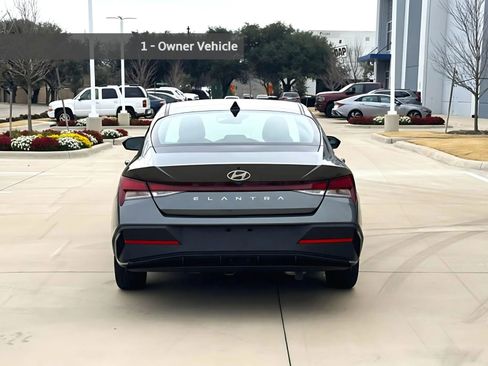 Used 2025 Hyundai Elantra SE image 4