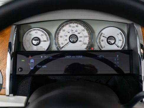 Used 2017 Rolls-Royce Dawn image 20