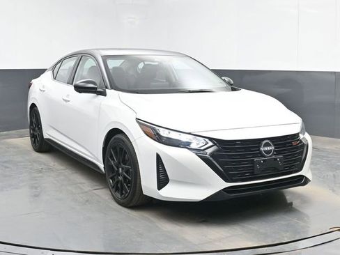 Used 2025 Nissan Sentra SR w/ SR Premium Package image 2