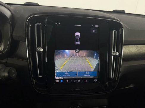 Used 2023 Volvo XC40 Recharge Plus image 18