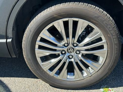 Certified 2021 Toyota Venza XLE w/ Carpet Mat Package (TMS) AWD/4WD image 14