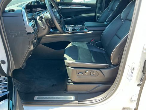 Used 2025 Cadillac Escalade Sport w/ Touring Package AWD/4WD image 18