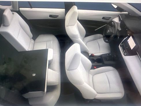 Used 2026 Toyota Corolla Cross L image 8