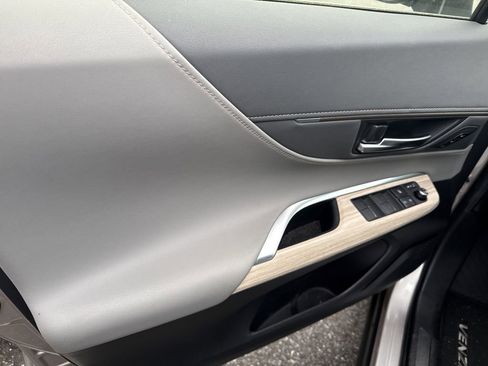 Used 2021 Toyota Venza XLE w/ Carpet Mat Package (TMS) image 11