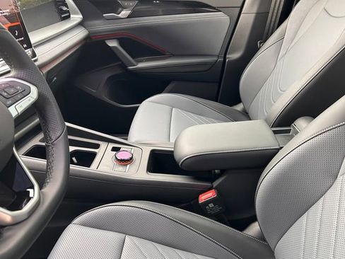 New 2026 Volkswagen Tiguan SE R-Line image 9