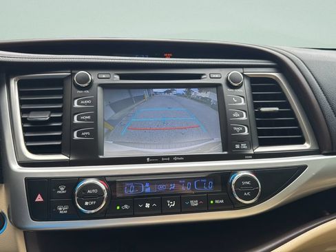 Used 2019 Toyota Highlander XLE FWD image 17