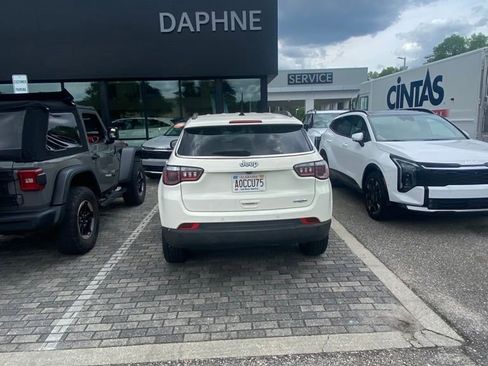Used 2018 Jeep Compass Latitude w/ Popular Equipment Group FWD image 11