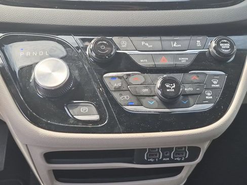 Used 2024 Chrysler Pacifica Touring-L FWD image 25