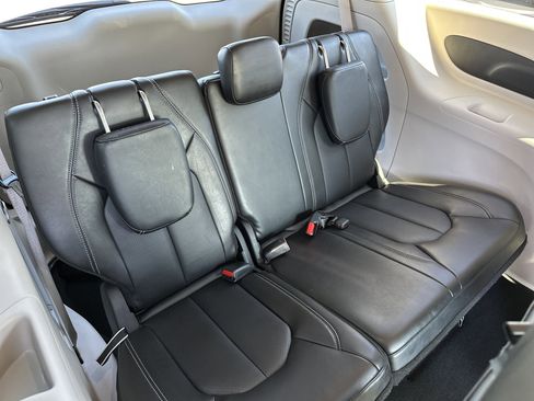 Used 2024 Chrysler Pacifica Touring-L image 18