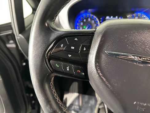 Certified 2018 Chrysler Pacifica Touring-L w/ Premium Audio Group FWD image 25