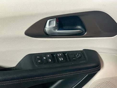 Used 2017 Chrysler Pacifica Touring-L w/ Tire & Wheel Group image 19