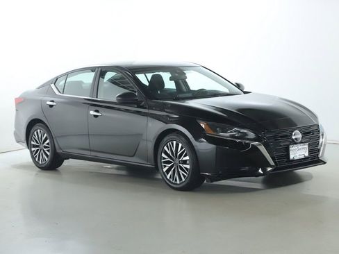 Used 2025 Nissan Altima 2.5 SV FWD image 9