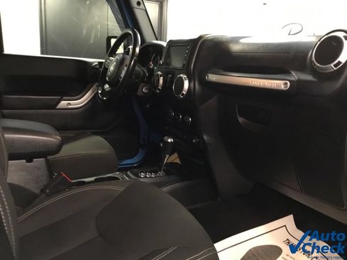 Used 2018 Jeep Wrangler Unlimited Sahara w/ Dual Top Group AWD/4WD image 39