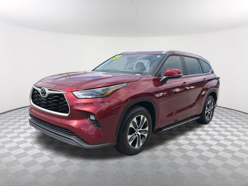 Used 2023 Toyota Highlander XLE FWD image 3