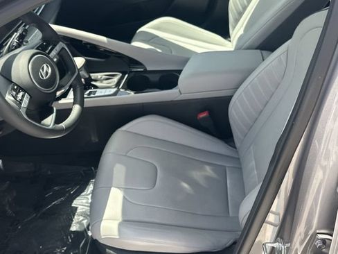 Certified 2024 Hyundai Elantra Limited FWD image 17