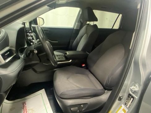 Used 2021 Toyota Highlander LE AWD/4WD image 11