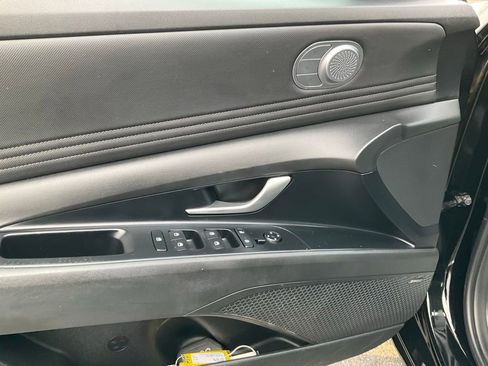 Used 2023 Hyundai Elantra Limited image 17