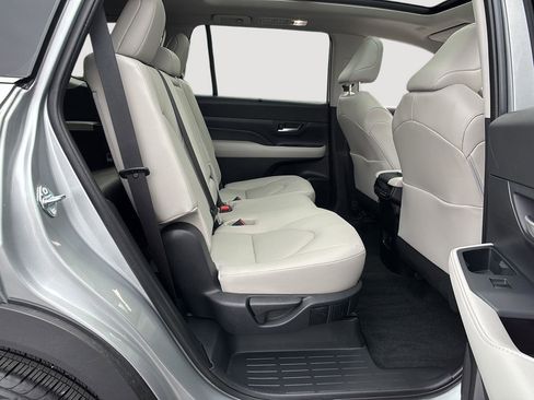 Used 2025 Toyota Grand Highlander AWD image 11