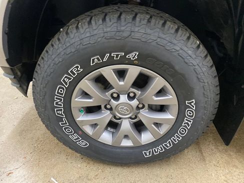Used 2019 Toyota Tacoma SR5 AWD/4WD image 17