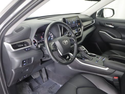 Used 2021 Toyota Highlander XLE AWD/4WD image 11