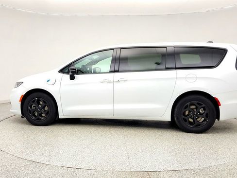 Used 2024 Chrysler Pacifica Limited FWD image 8