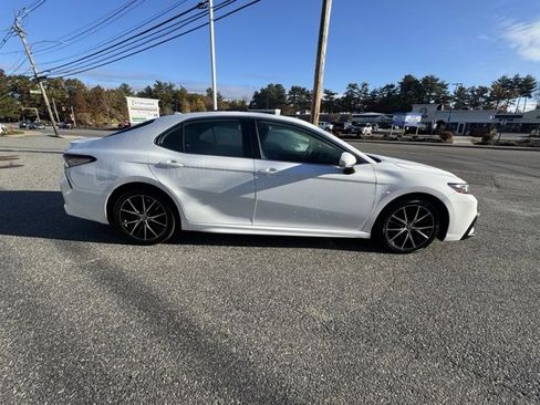Used 2022 Toyota Camry SE image 2