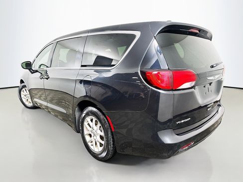 Used 2023 Chrysler Voyager LX image 5