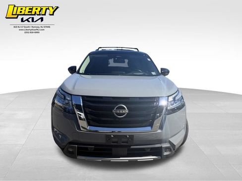 Used 2022 Nissan Pathfinder Platinum w/ Cargo Package AWD/4WD image 2