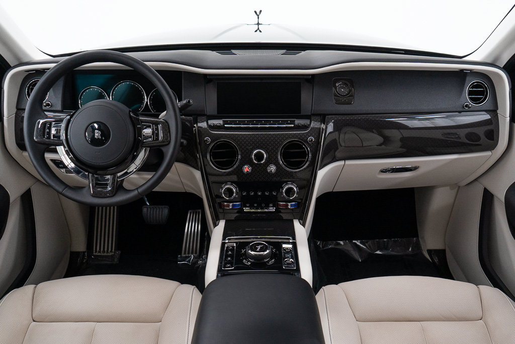 Certified 2022 Rolls-Royce Cullinan Black Badge w/ Dark Exterior Package AWD/4WD image 32