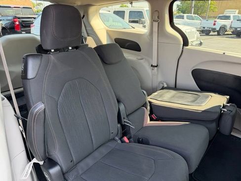Used 2019 Chrysler Pacifica Touring Plus w/ Advanced Safetytec Group FWD image 8