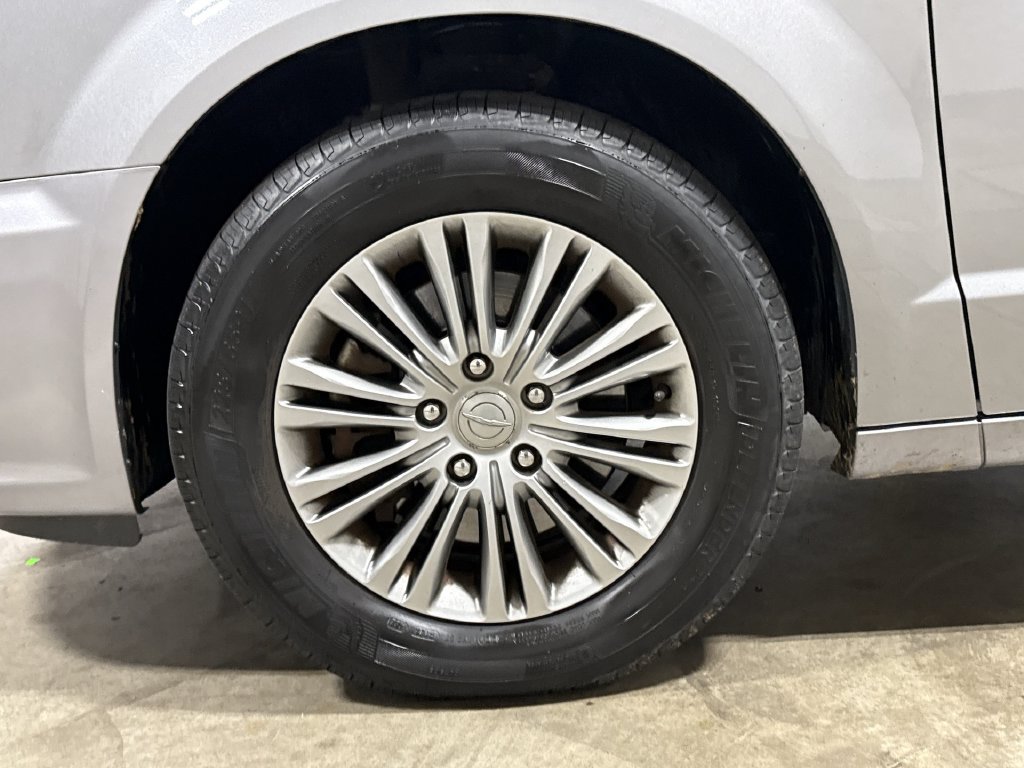 Used 2014 Chrysler Town & Country Touring-L w/ Driver Convenience Group FWD image 28