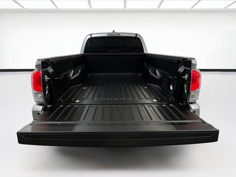 Used 2022 Toyota Tacoma TRD Off-Road w/ Technology Package AWD/4WD image 17