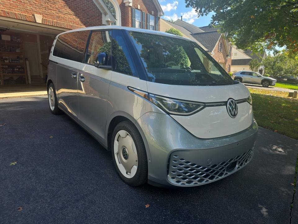 Used 2025 Volkswagen ID. Buzz Pro S Plus w/ Cupholders Package RWD image 2