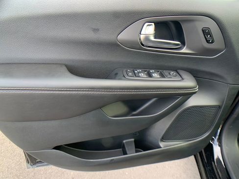 New 2026 Chrysler Pacifica Select AWD/4WD image 10