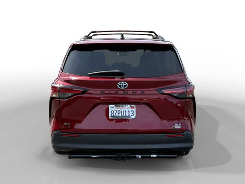 Used 2022 Toyota Sienna XLE w/ XLE Plus Package image 4