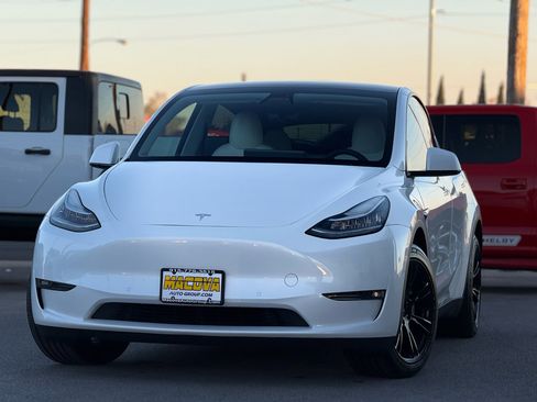 Used 2021 Tesla Model Y Long Range image 3