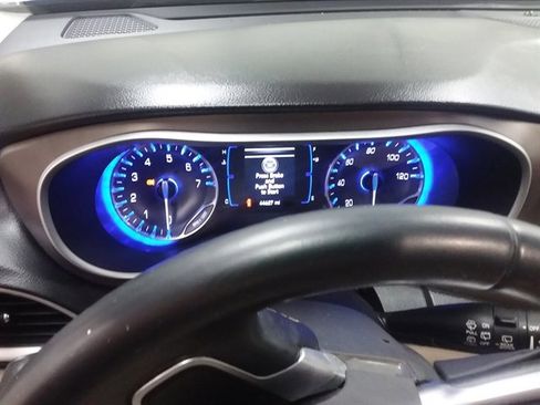 Used 2018 Chrysler Pacifica Touring-L image 11