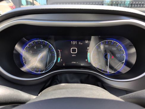 Used 2023 Chrysler Pacifica Touring-L FWD image 15