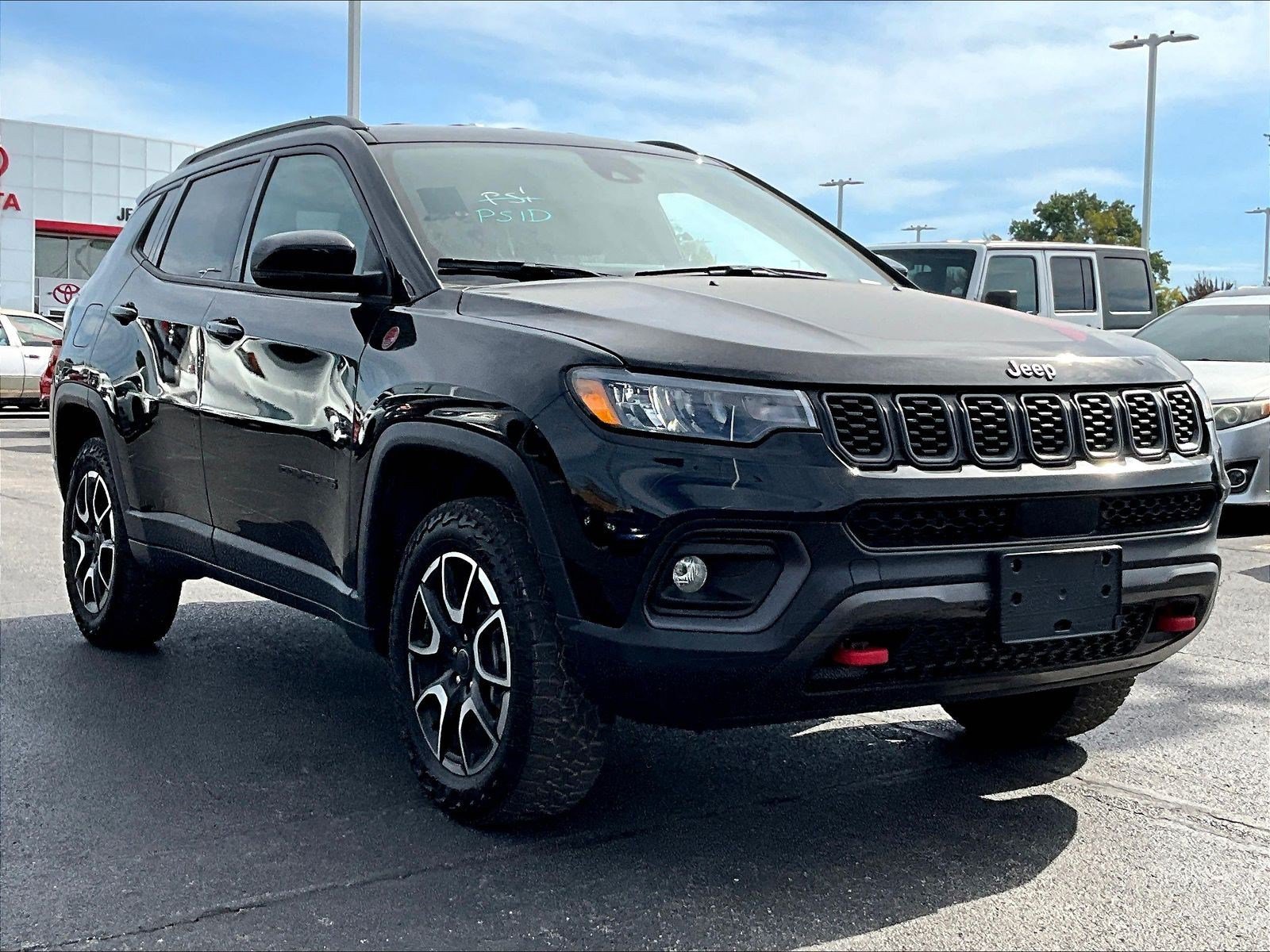 Used 2025 Jeep Compass Trailhawk AWD/4WD image 3