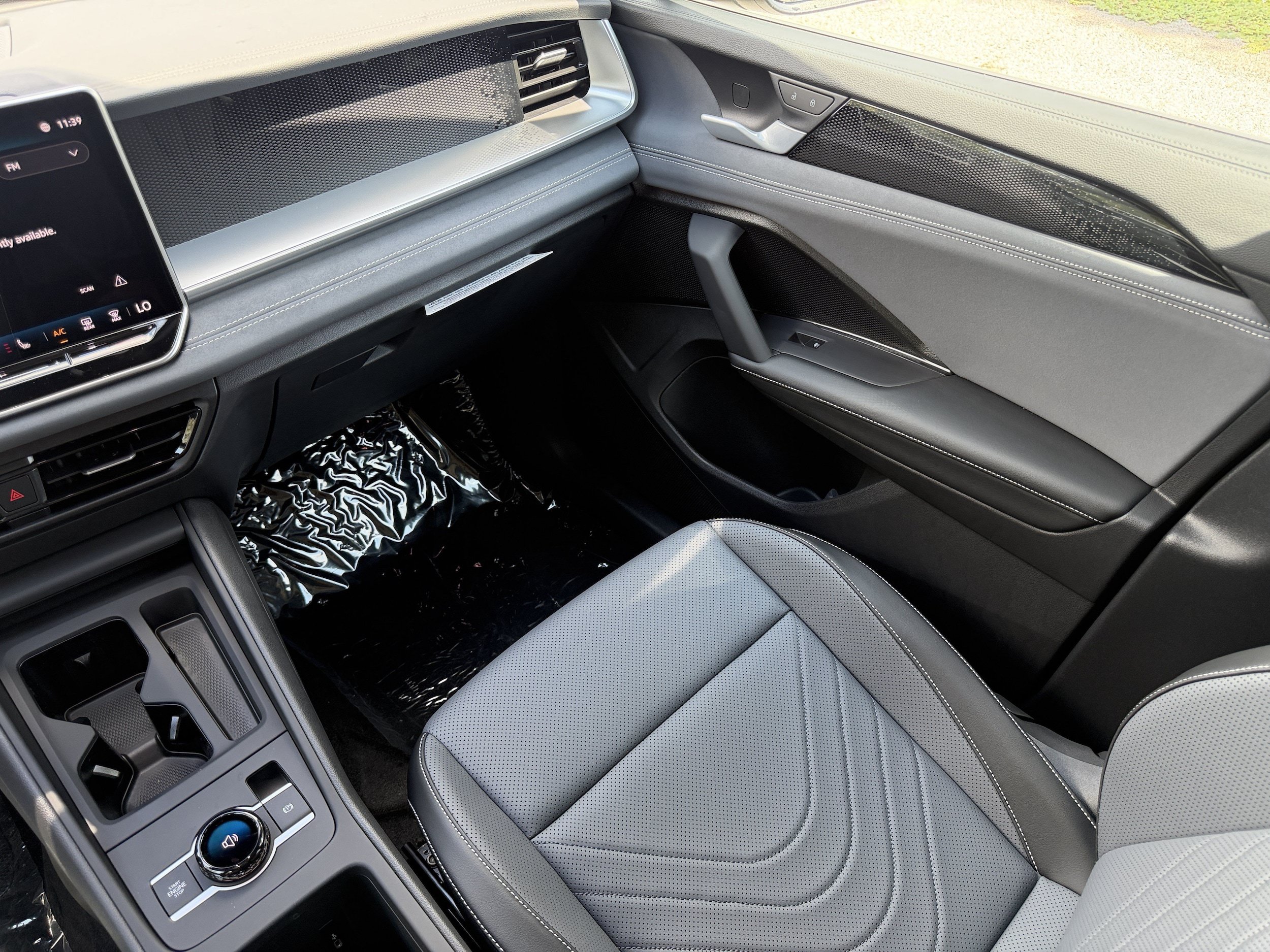 New 2026 Volkswagen Tiguan SE R-Line FWD image 17