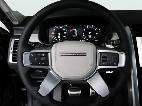 New 2025 Land Rover Discovery Metropolitan Edition image 65